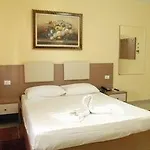 Relax فندق تيرانا